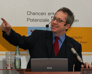 Redner in Köln auf einer Veranstaltung